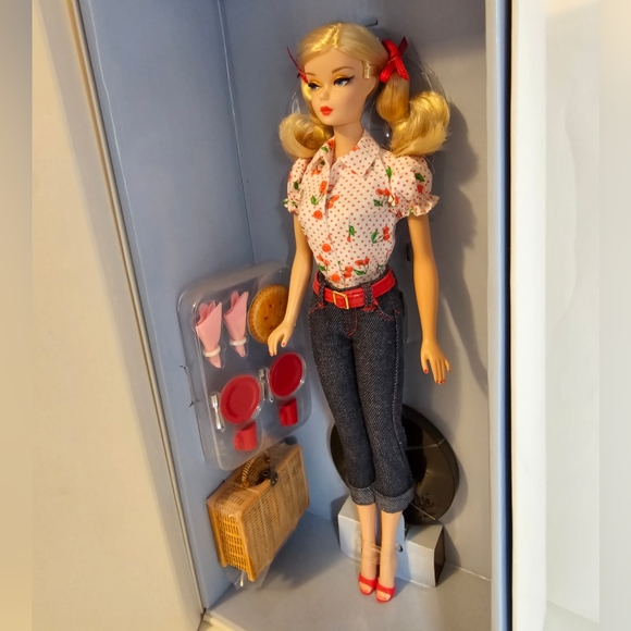 LTD ED - Barbie Cherry Pie Picnic Willows Gold Label 2014 Mattel - Picture 5 of 8